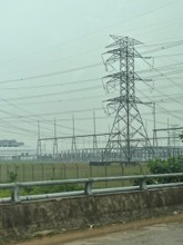 高圧送電鉄塔と変電設備